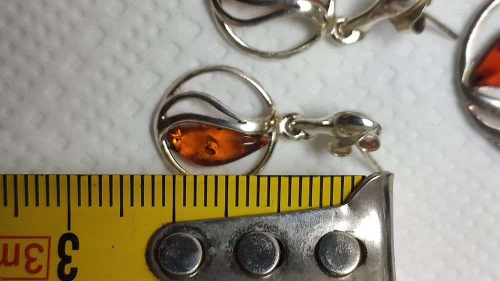 Komplet biżuterii srebrnej z bursztynem.