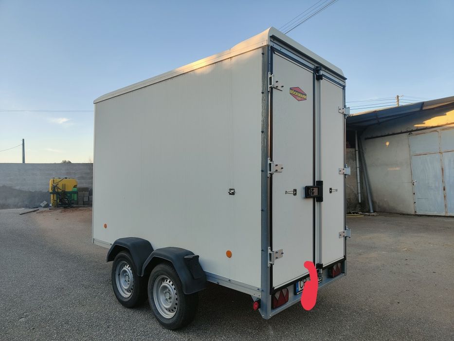 Atrelado de carga fechado