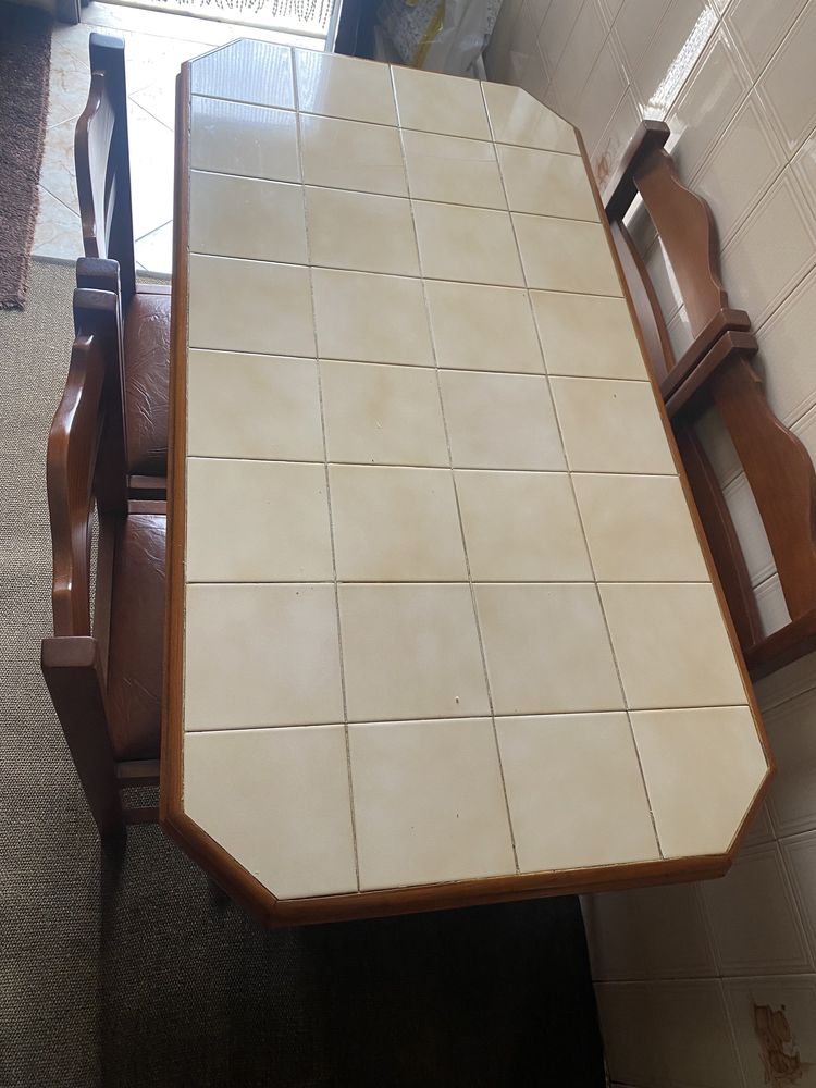 Conjunto de mesa com 4 cadeiras