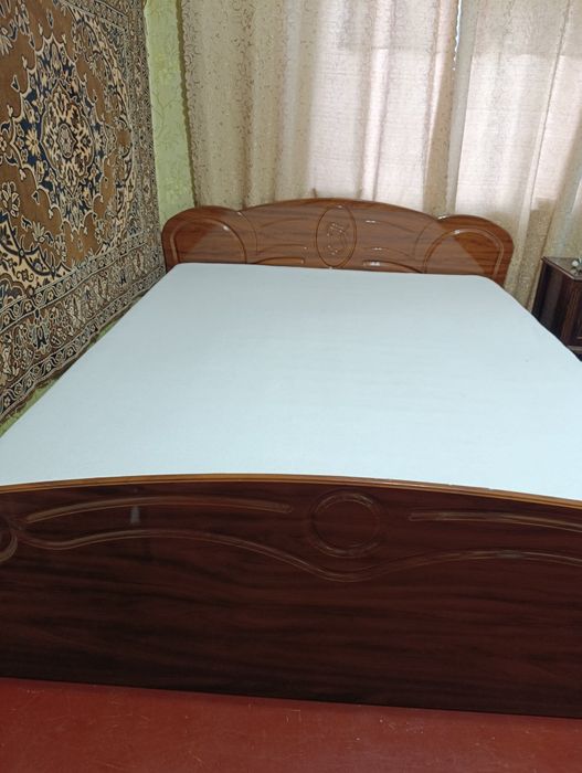 Двоспальне ліжко з матрацем