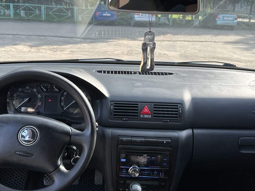 Skoda octavia tour 1.6 бензин 2003 р