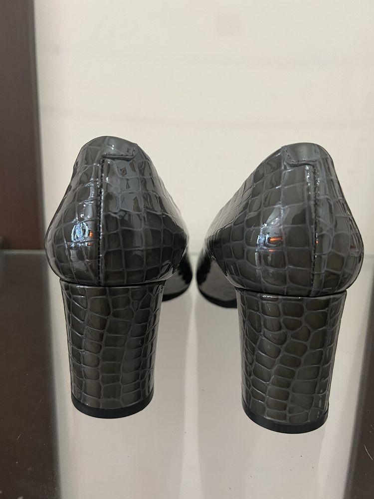 Італійськи туфлі з натурального лаку 37,5 розміру