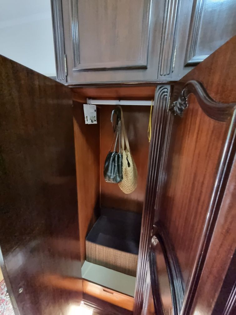 Guarda vestidos com arrumação superior