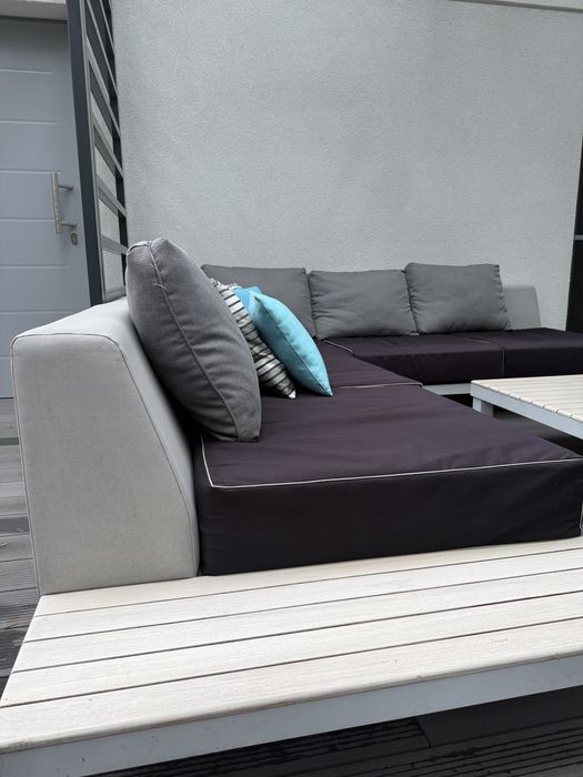 Nowoczesny zestaw mebli tarasowych z bocznymi półkami i stolikiem