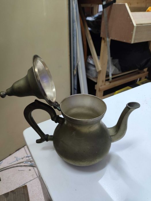 Antigo bule de chá de metal feito na india com marca E.P.N.