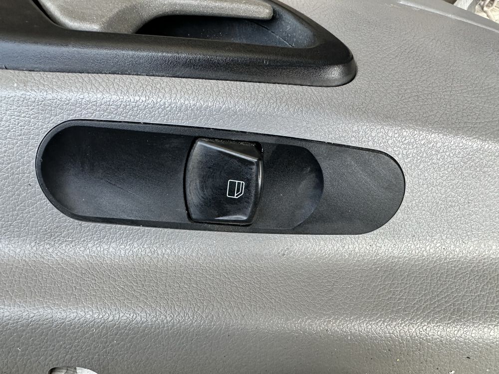 Кнопка стеклоподъемника правая Mercedes Sprinter VW Crafter 9065450913