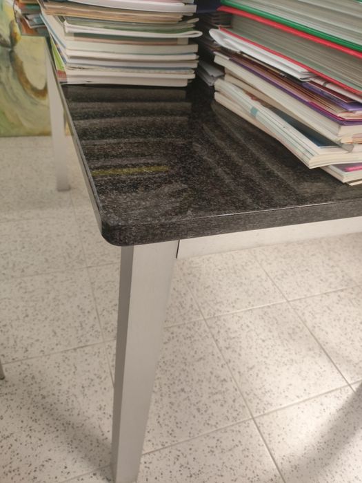 Mesa de cozinha com tampo em granito