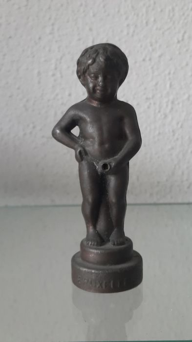 Figura antiga de criança em metal