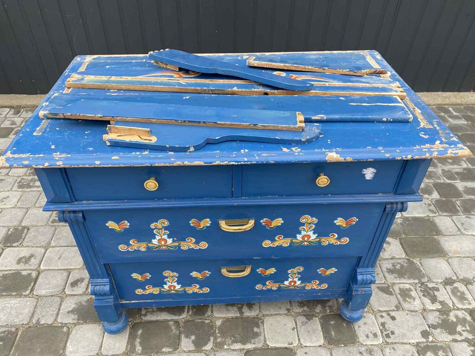 Bardzo stara drewniana komoda 4 szufladowa.