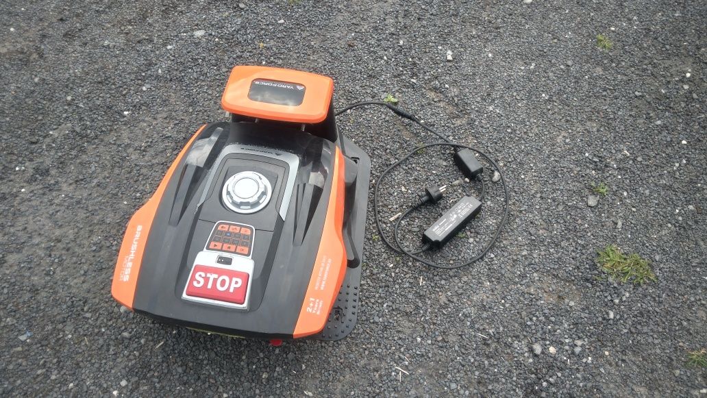 Robot koszący Yard Force Compact 400RiS kosiarka automatyczna 400m²