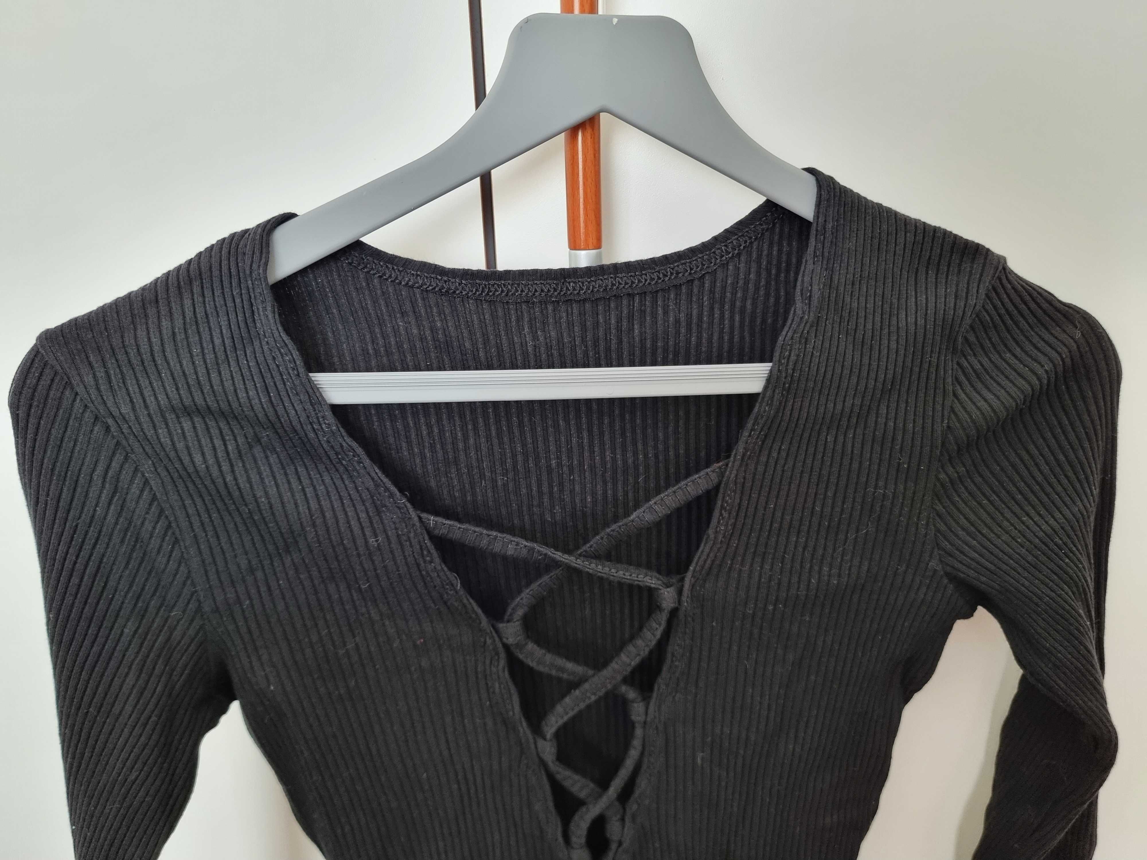 Body preto de manga comprida com detalhe no decote, tamanho S
