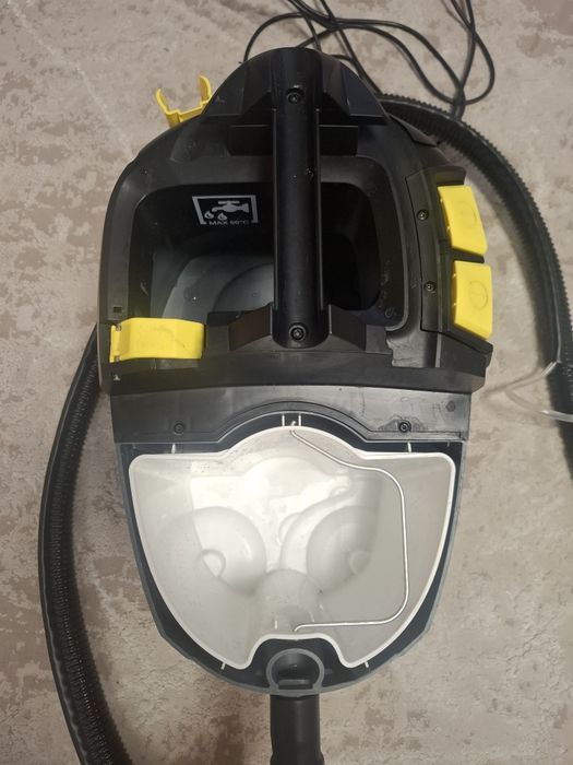 Миючий пилосос Karcher Puzzi 8/1 екстрактор  2025 року.