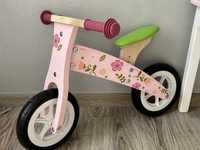 Drewniany rowerek biegowy w kwiatki dla dziewczynki