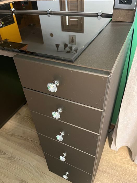 Стіл для макіяжу