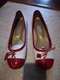 Sapatos vermelho e branco