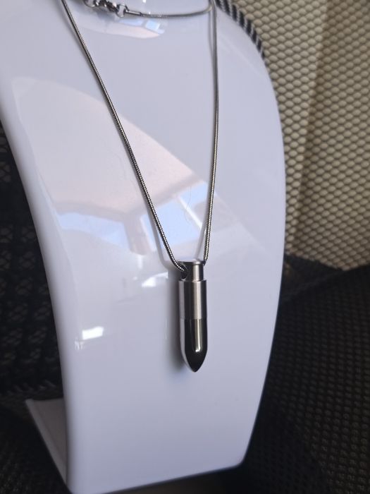 Colar com Compartimento secreto formato Bala. Em Aço inoxidável