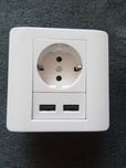 Gniazdo elektryczne p/t z uziem. Schuko 2xUSB 2,1A
