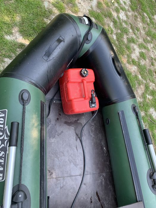 Лодка з надувним кілем та мотором