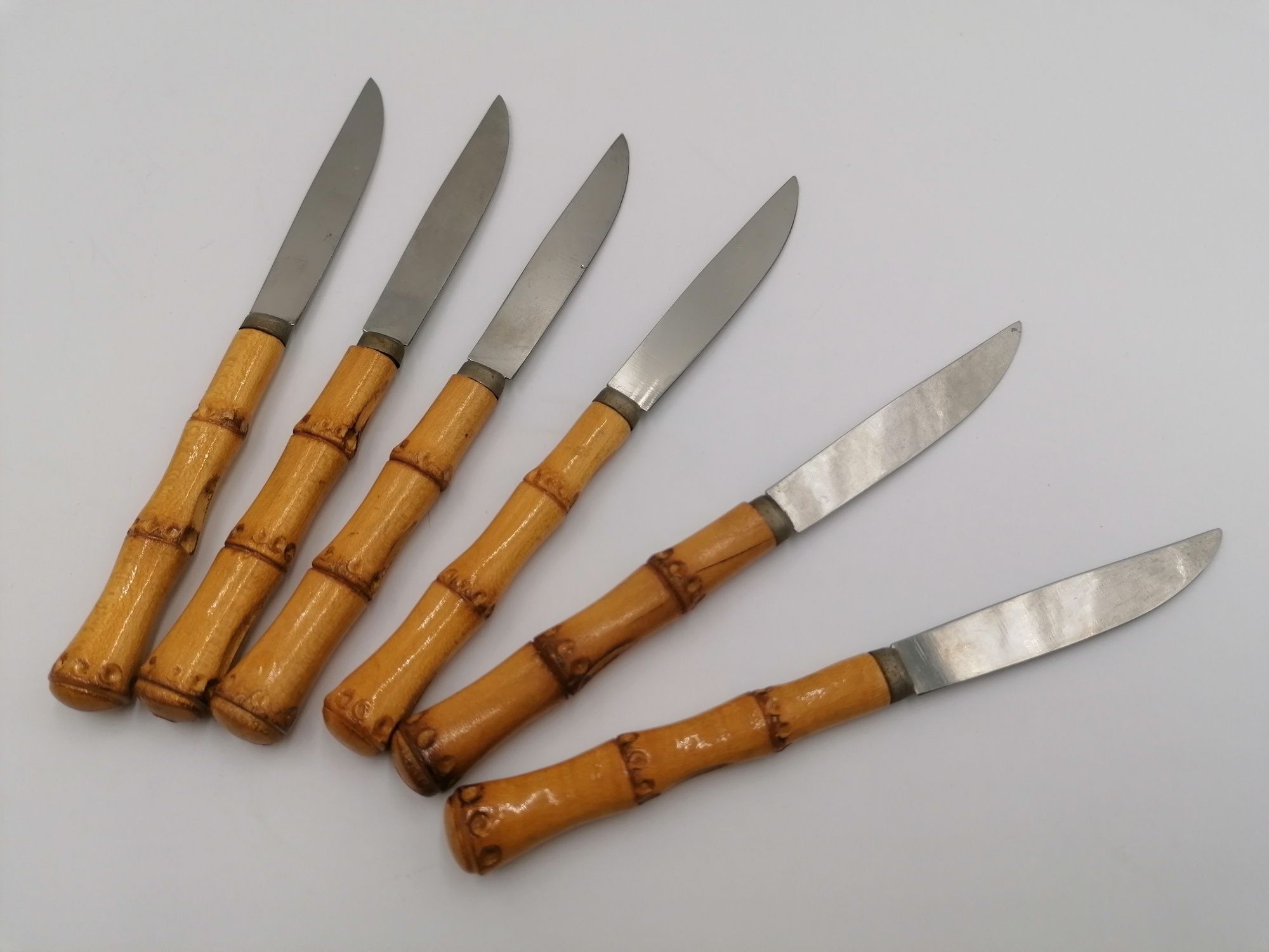 Zestaw starych metalowych noży z drewniana rączką