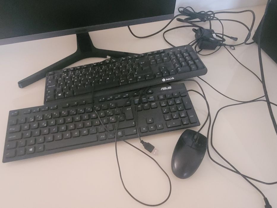 PC Torre + Monitor Samsung 24'' + 2 Teclados + Rato