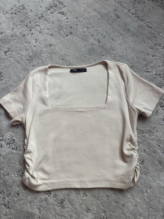 Футболка з квадратним вирізом