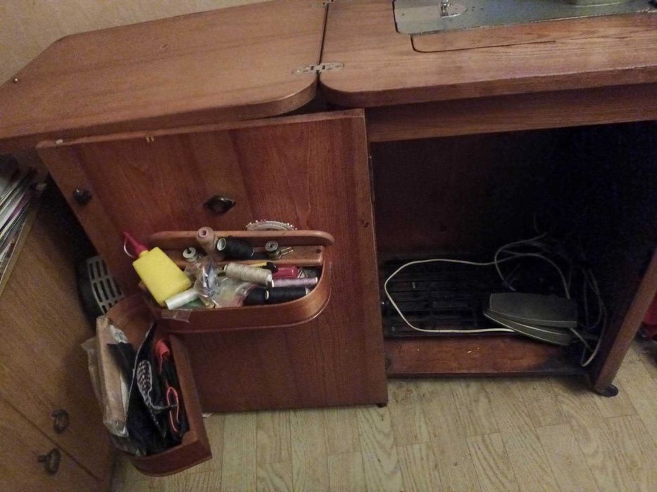 Maszyna do szycia z szafką Łucznik