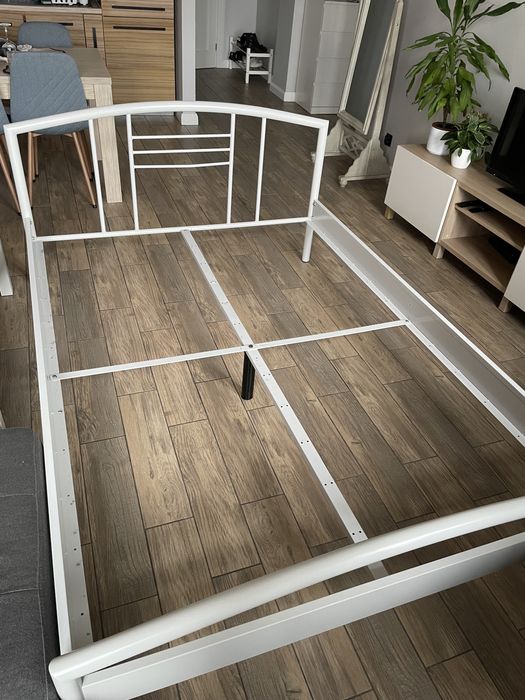 lóżko ze stelażem 140x200