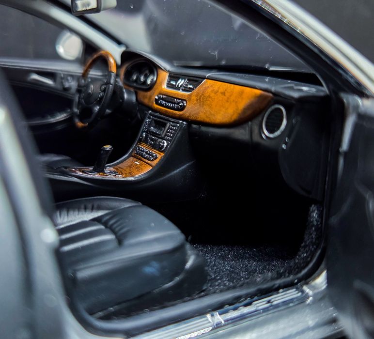 1:18 Kyosho Mercedes - Benz CLS W219