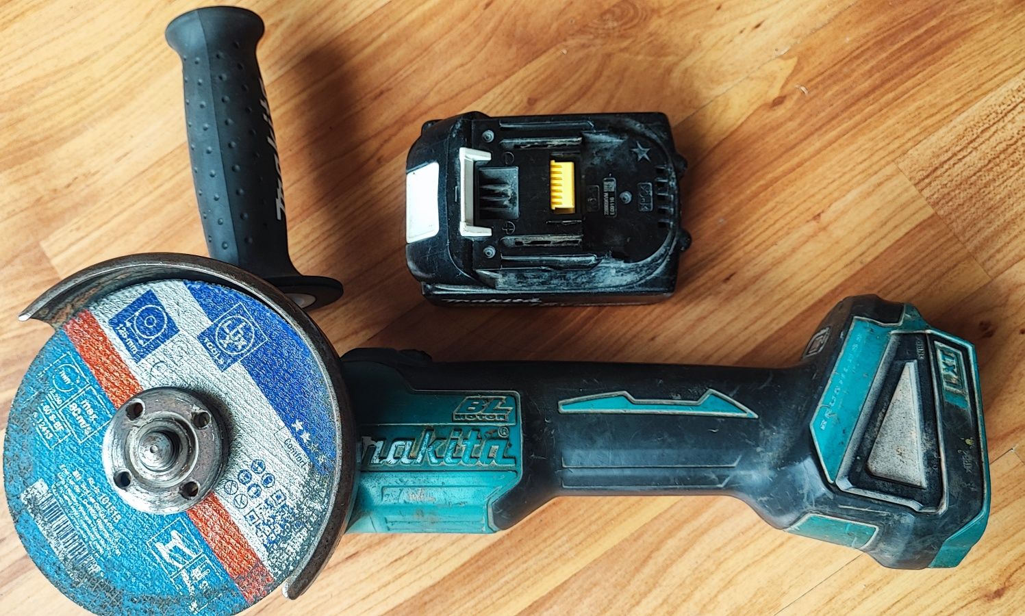 Szlifierka kątowa Makita DGA 504 + bateria 5.0Ah