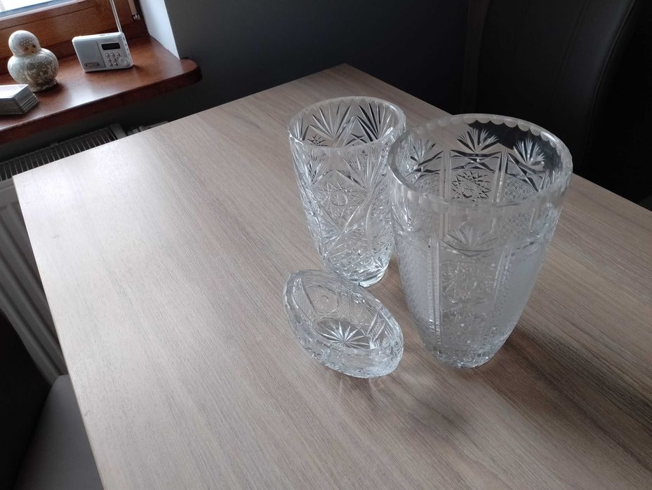 Wazony ceramiczne i wazony z kryształu oraz popielniczka