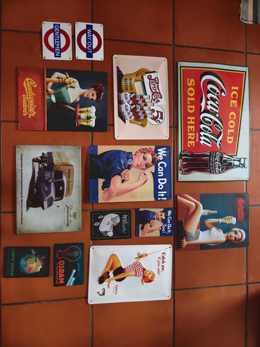 Varias placas metalicas decoração