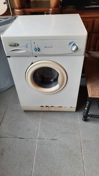 Maquina de lavar. A funcionar.