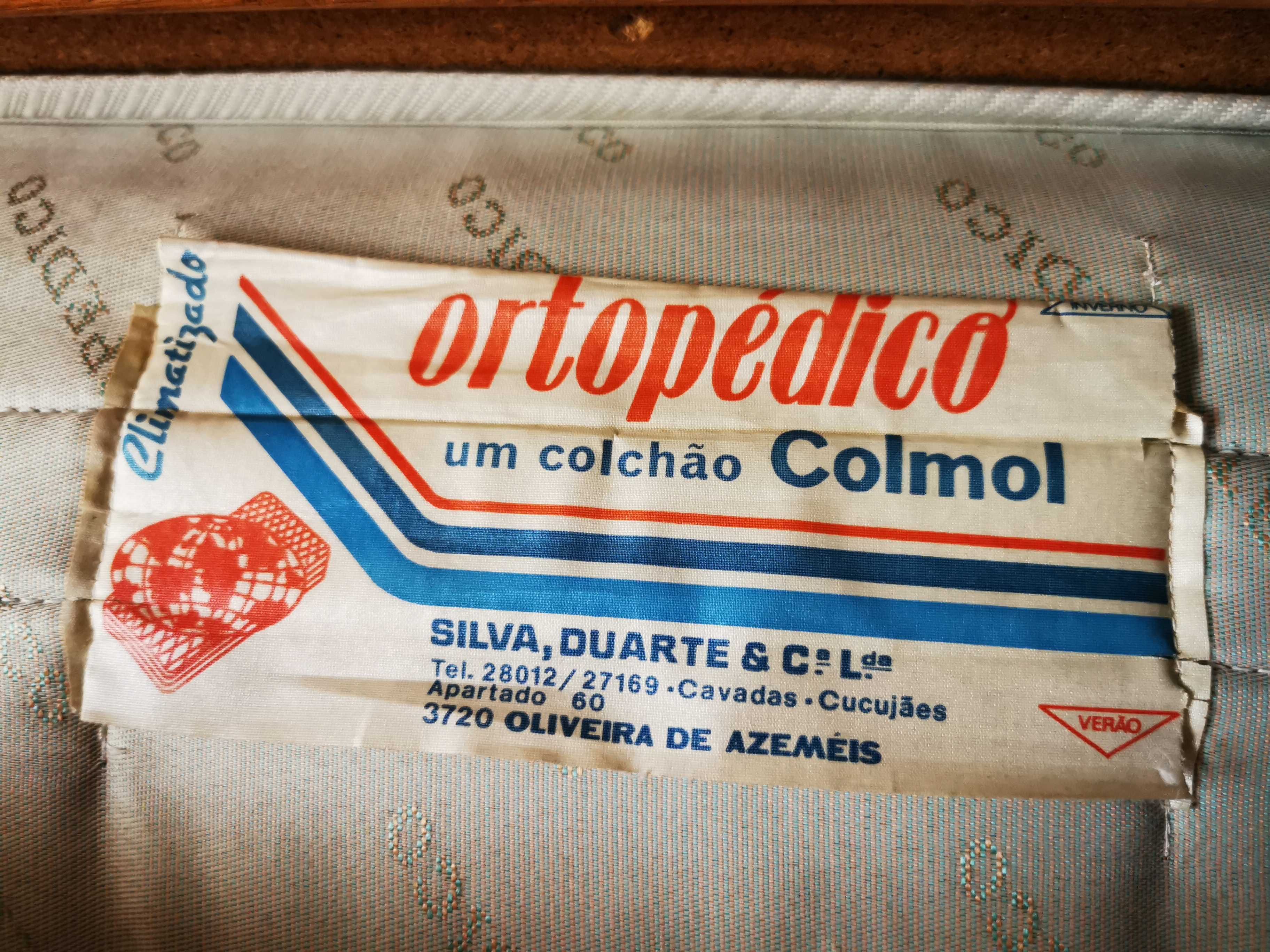 Sofá cama com gavetão  em madeira