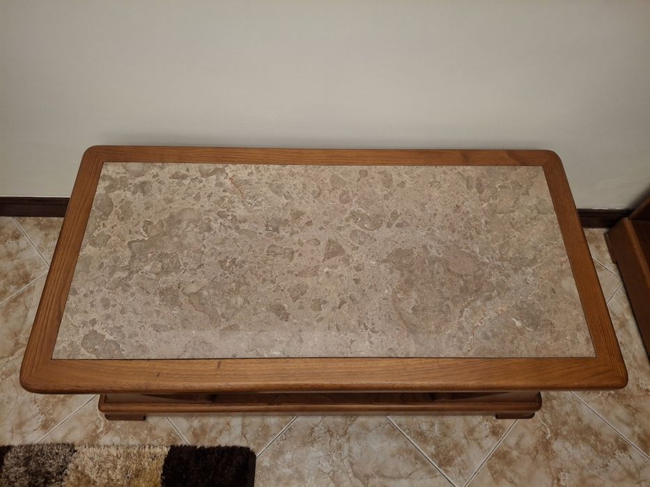Mesa de centro de sala em madeira maciça e pedra