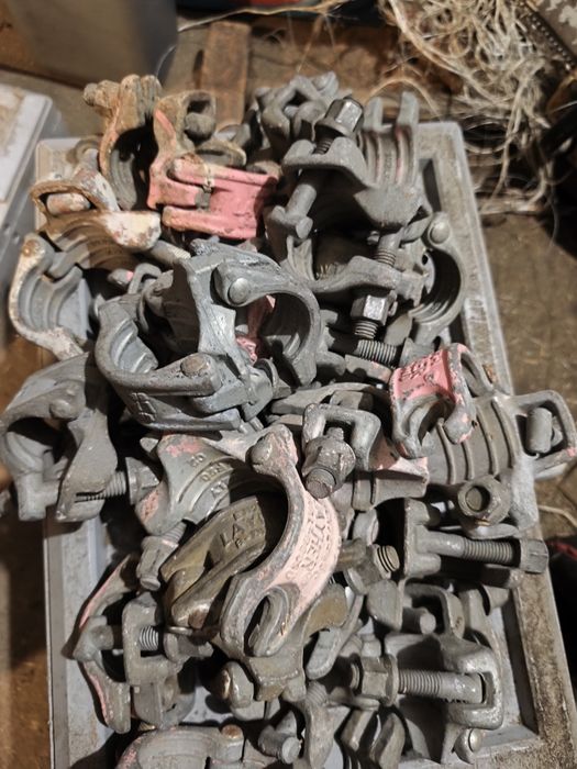 Złącza krzyżowe Lahyer  w większosci  jak nowe do rusztowań rur