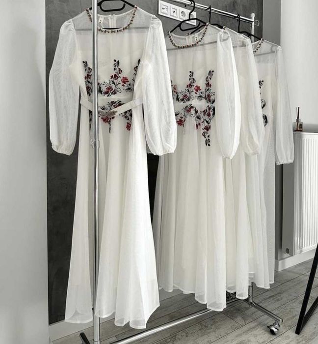 Жіноча біла сукня з вишивкою. Біле плаття з вишивкою. Біла сукня