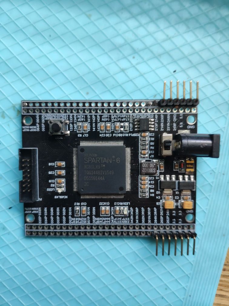 Мінімальна плата розробки Xilinx Spartan 6