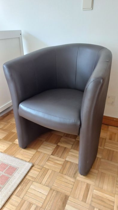 Poltrona em pele sintética