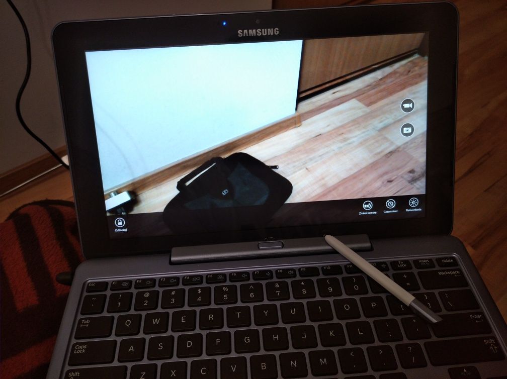 Laptop z dotykowym monitorem i odłączaną klawiaturą