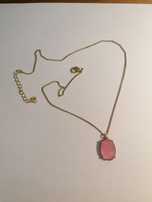 Colar dourado com pedra rosa
