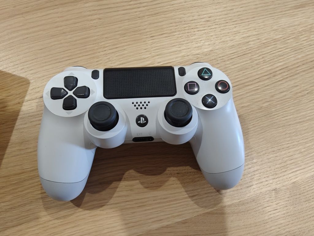 PlayStation 4 Pro 1TB, 2 pady