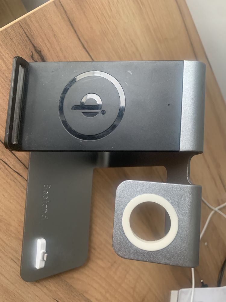 Stacja dokująca trzy w jednym do iPhone’a Apple Watch i Airpods