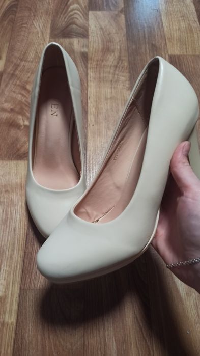 Жіночі  туфлі      .