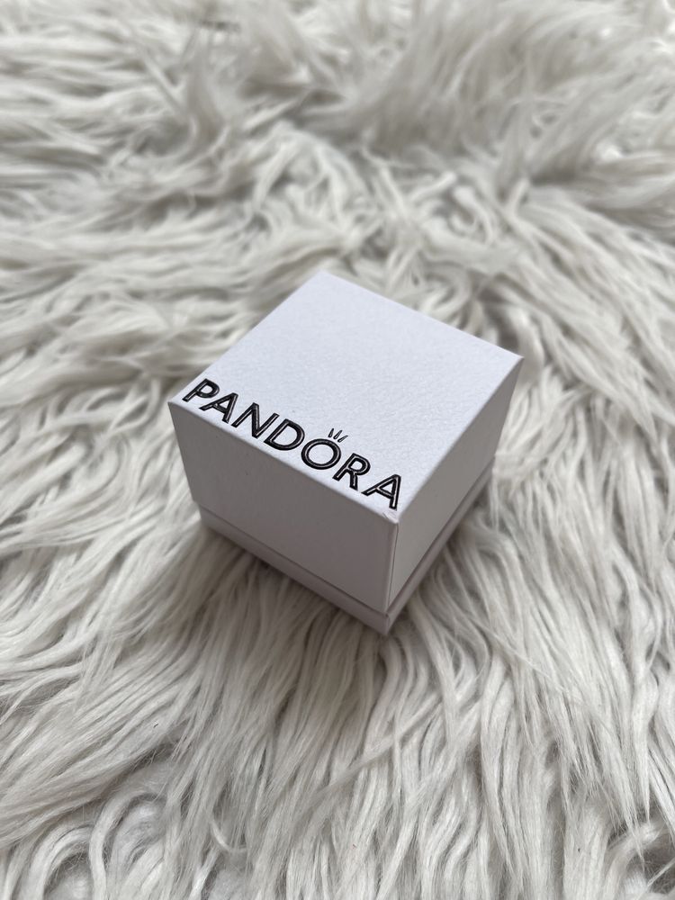 Pudełko na biżuterię Pandora pierścionek kolczyki białe