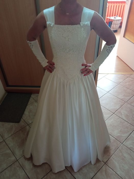Biała suknia ślubna