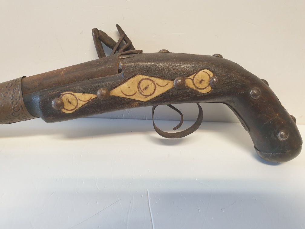 Para decoração: réplica de antiga pistola em madeira com embutidos