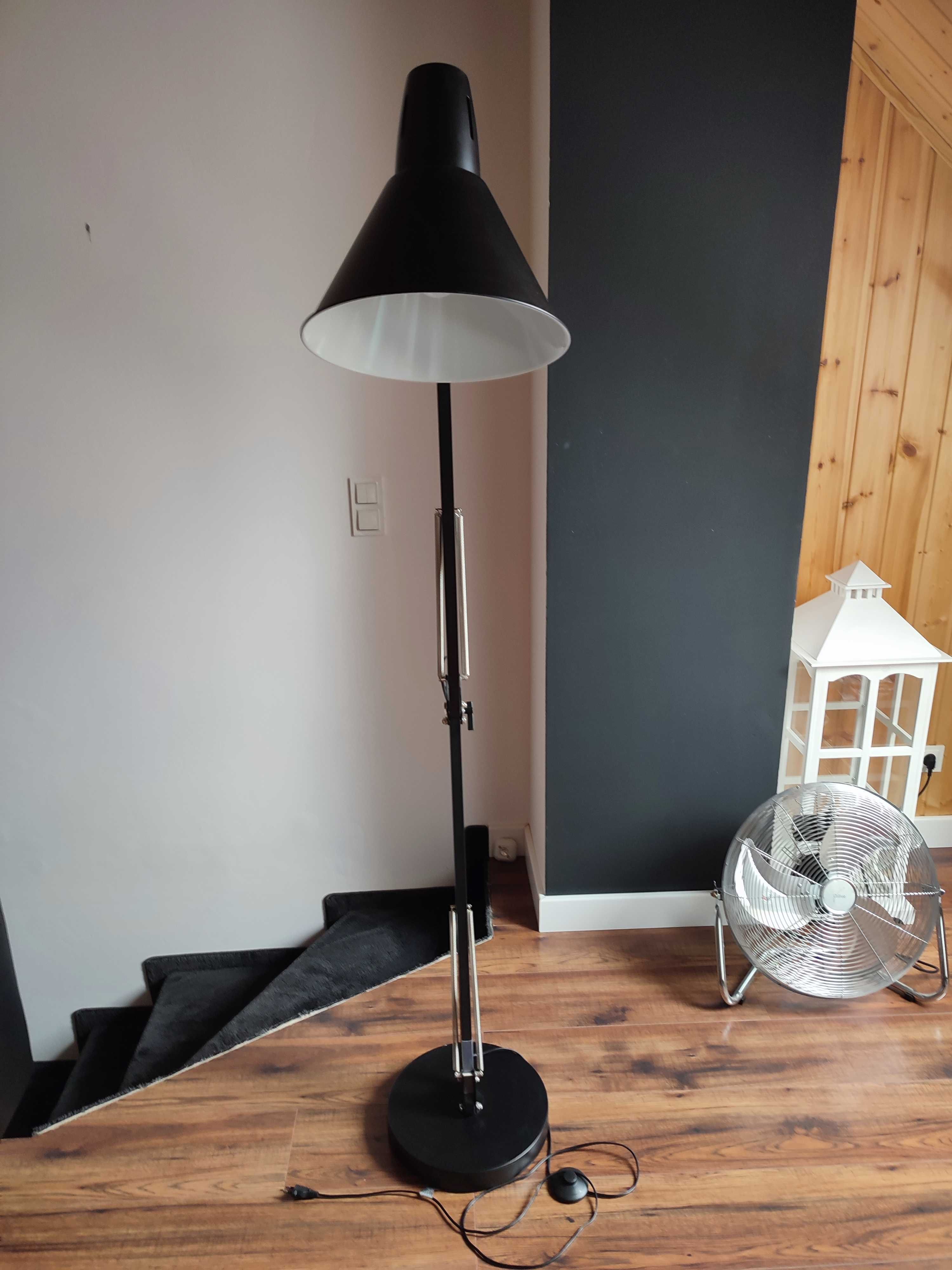 Czarna duża stojąca lampa loftowa