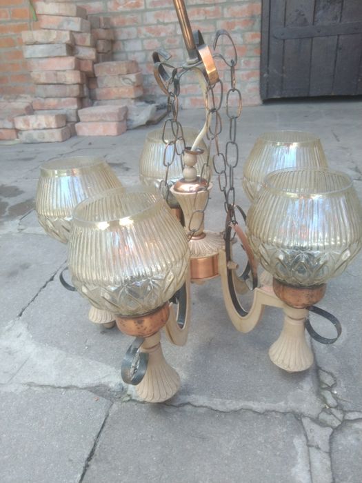 Продам люстри 2 шт.