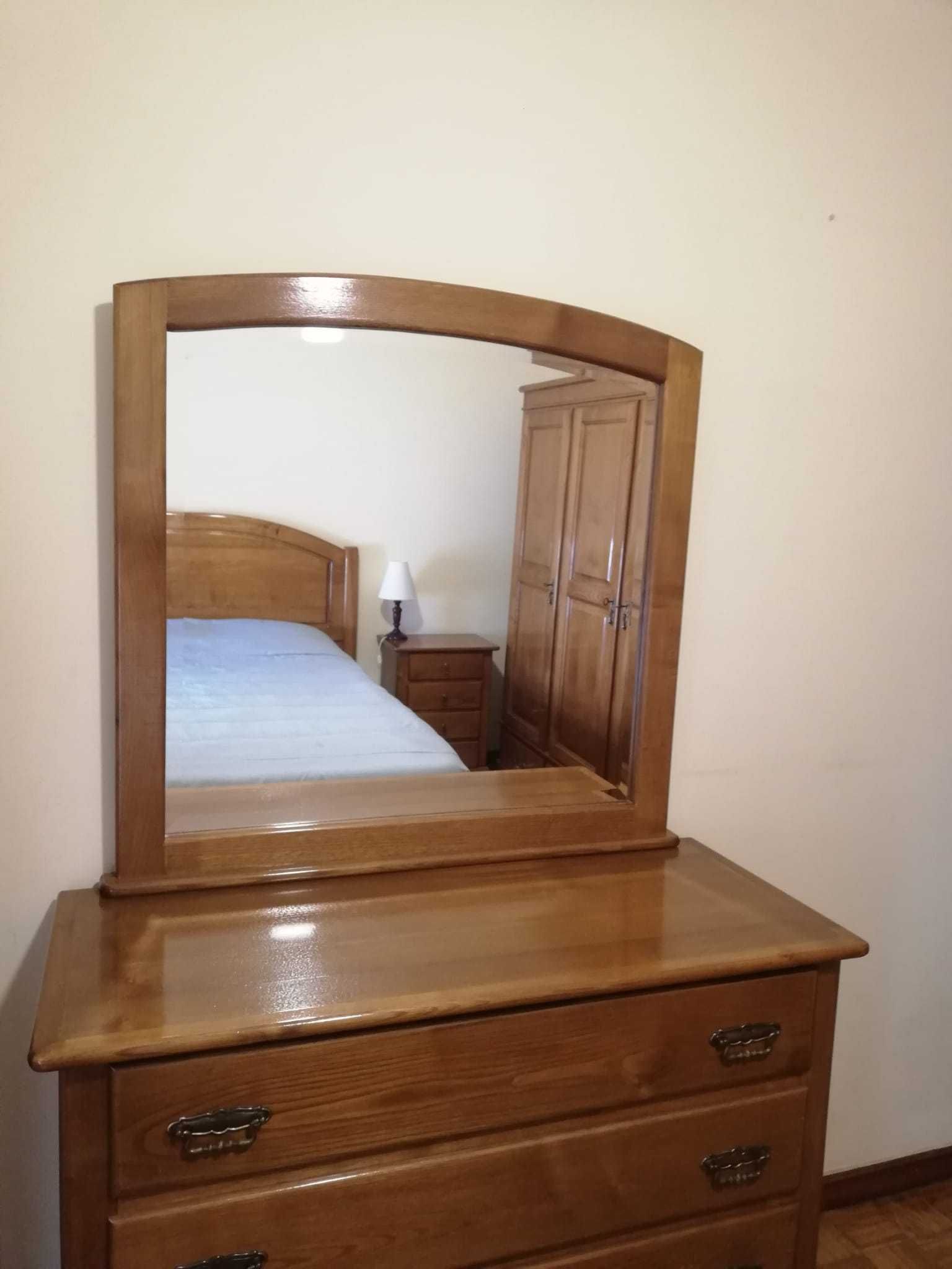 Cama, cómoda e mesas de cabeceira