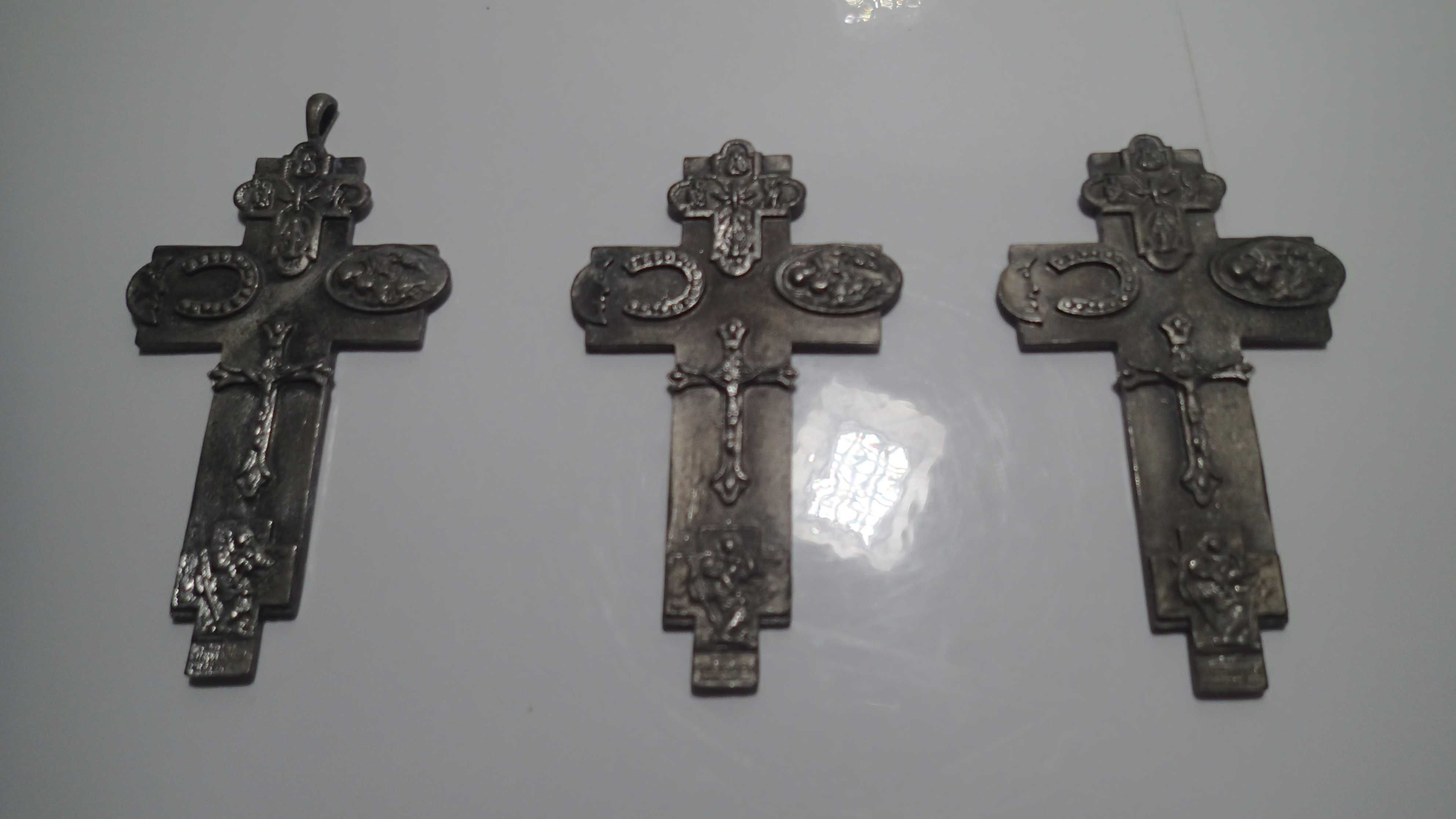 Crucifixos em metal
